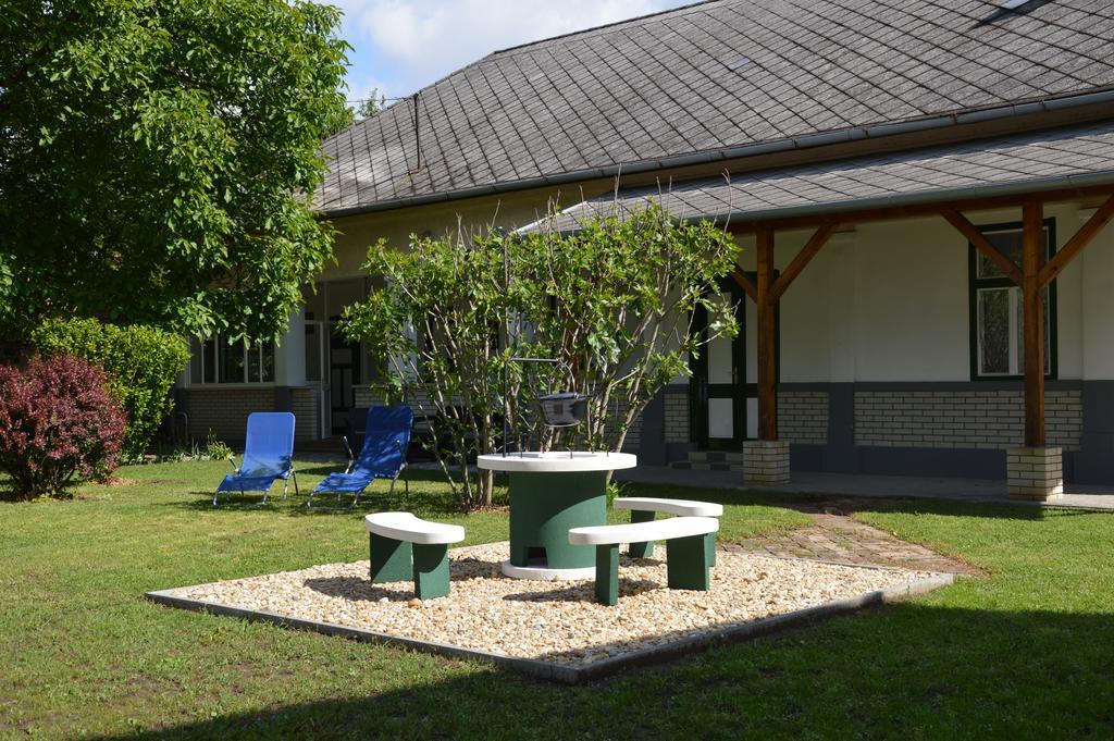 Tisza-Kert Apartmanok Tiszafüred Exterior foto